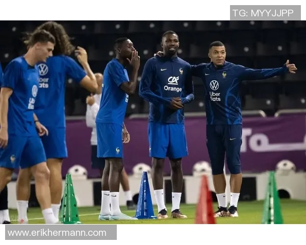 图拉姆晒奖杯合照致敬科比姆巴佩点赞称王者之风 图拉姆晒奖杯合照致敬科比姆巴佩点赞称王者之风